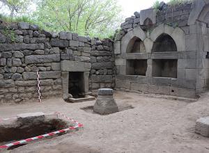 Ուշ միջնադարյան ձիթաճրագներ, մանկական թաղումներ․ պեղումները շարունակվում են Չեսարի պալատի տարածքում