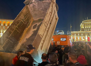 Грузовик врезался в толпу на Площади Республики