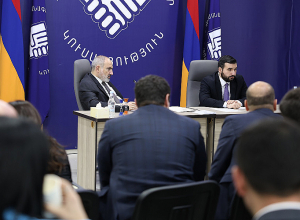Նիստի ընթացքում Փաշինյանը մանրամասներ է ներկայացրել Հայաստանի և Ադրբեջանի միջև ընթացող սահմանազատման և սահմանագծման գործընթացից