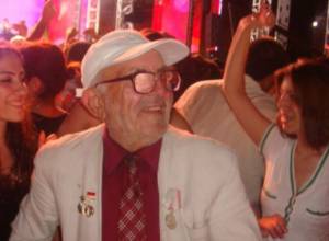 Թաթան պարեցրեց 80 անց ծերունուն