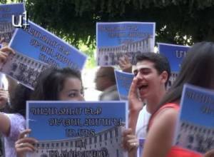 Ուսանողները շրջապատեցին ԿԳ նախարարին