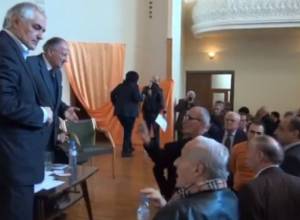 Գրողները թեժ մթնոլորտում նախագահ են ընտրում