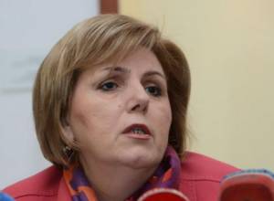 Culture Minister defends her advisor 