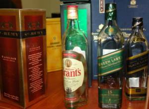 Видеокамера зафиксировала кражу коньяка (видеоматериал)