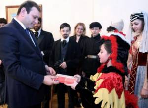 Школьники подарили мэру книгу