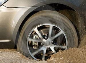 Cars get stuck in the mud near gold mines