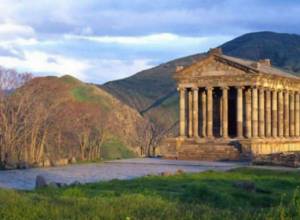 Оружие на территории храма Гарни