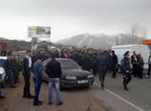 Օհանավանցիները կրկին փակել են մայրուղին