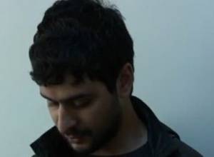 Ամբարտավան կեցվածքով, զենքը` գոտկատեղում (տեսանյութ)