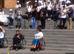 Flash mob: Students with disabilities call attention to their problems