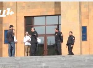 Охранники ЕГУ уволились с работы