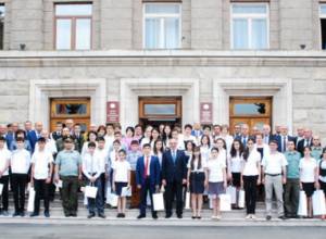 ԼՂՀ նախագահը՝ աշակերտների  հետ