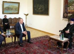 Մանվել Գրիգորյանը պարգեւ է հանձնել Ամենայն Հայոց Կաթողիկոսին