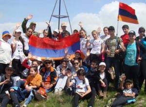 Դպրոցականները եռագույնը ծածանել են Հատիսի գագաթին