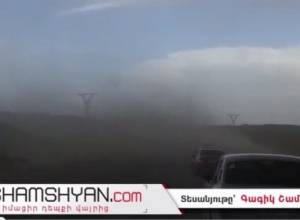 Երևան-Գյումրի ավտոճանապարհին ուժեղ քամու բարձրացրած փոշին երթևեկությունը կաթվածահար էր արել