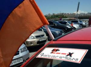 Civil activists demand apology from Policemen