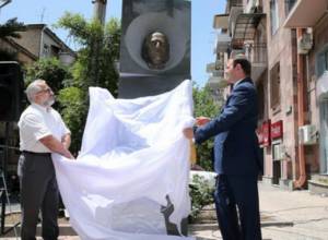 Բացվել է Ավագ Պետրոսյանի հուշաքանդակը