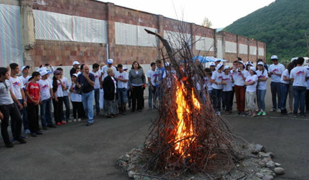 արի-տուն