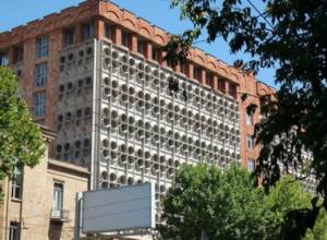 Абитуриенты проводят акцию напротив вуза