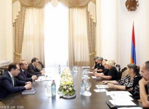 Премьер-министр встретился с родителями погибших солдат