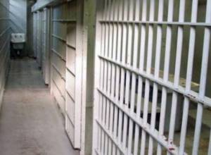 Объявил голодовку