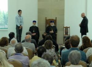 Կարդինալը եւ ուխտավորները՝ Էջմիածնում