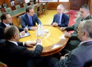 Министр обороны принял посла Греции