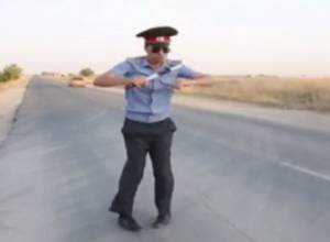 Երջանկությունը հասավ Էջմիածին. ոստիկանն էլ պարեց