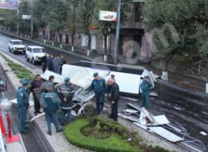 Billboard falls in Yerevan blocking off traffic 