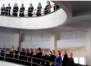 Surprising choir in Government third building