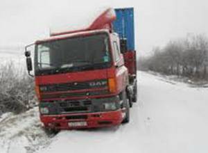 Машины – заложницы снега и гололеда