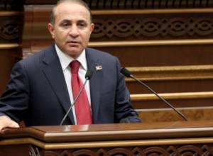Armenian premier urges people not to panic over dram depreciation 