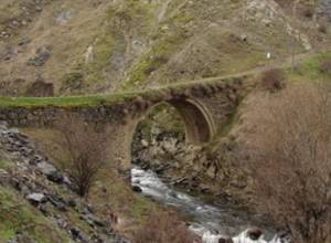Residents of Garni village again took to street to protest HPP construction