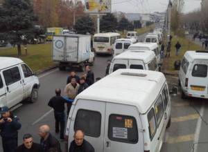 Municipality representatives come to talk to protesting drivers 