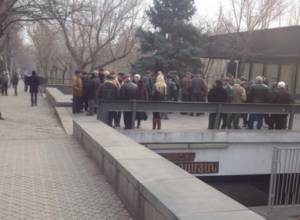 Nairit Plant employees gather outside Presidential Palace