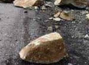 После землетрясения произошел обвал камней