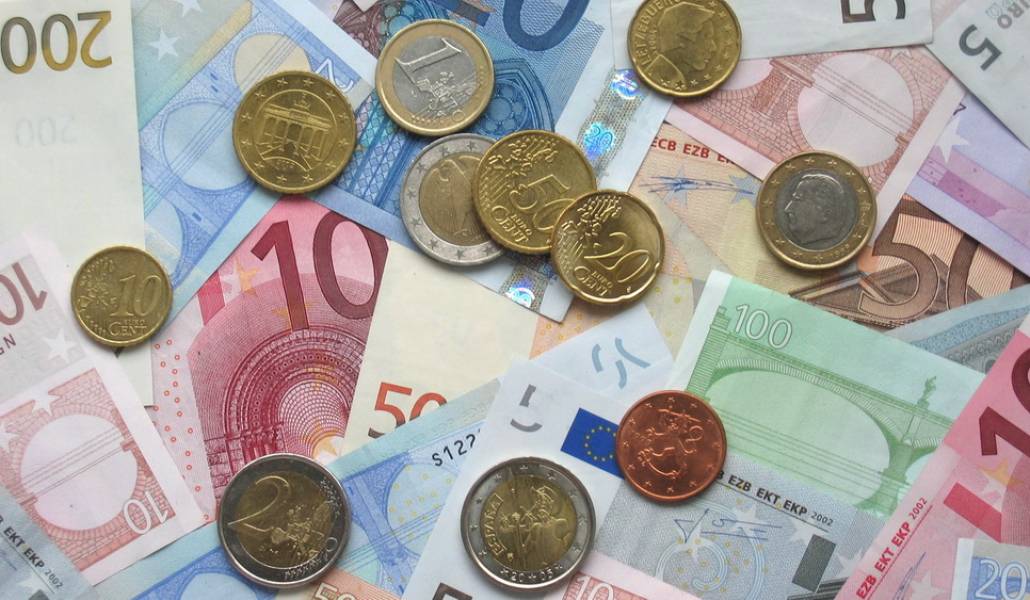 Euro_coins_and_banknotes