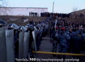 Жители Гюмри подошли к 102-ой российской военной базе