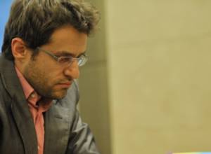 Levon Aronian ties his 8-round game against Hou Yifan 
