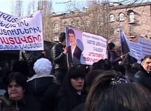 Նախագահական նստավայրի մոտ մի քանի ակցիա է
