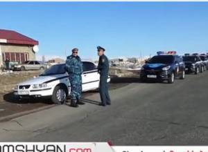 Многочисленные полицейские служащие на автодороге Ереван-Гюмри: shamshyan.com 