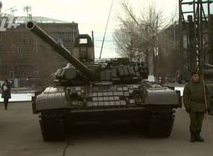 Who manipulates the issue of withdrawing Russian miliatry base?