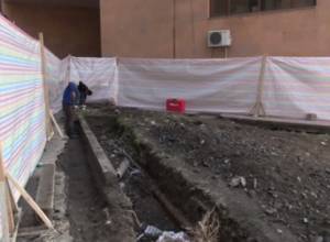 Ապօրինի շինարարություն քաղաքի կենտրոնում. Կտրել են ծառերն ու տարածքը փակել