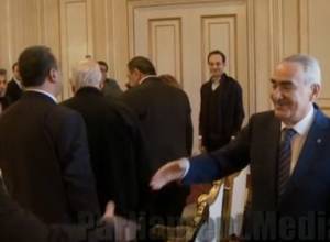 Галуст Саакян наградил актеров театра