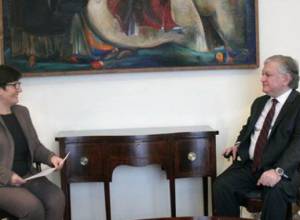 Representative of the World Food Program hands over the letter of credentials to the FM of Armenia