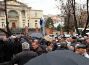 Серж Саргсян не подошел к сотрудникам &quot;Наирит&quot;: фотографии