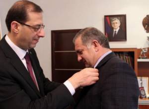 Գաբրիել Ղազարյանը պարգեւատրել է նախագահ Գրիգոր Գրիգորյանին