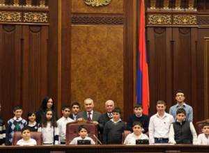 Galust Sahakyan called on the pupils of Yerevan Antikyan educational institution to be independent