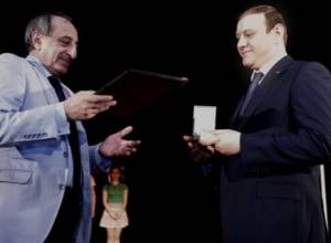 Տարոն Մարգարյանը` Արվեստի մեկենաս. պարգեւատրումներ