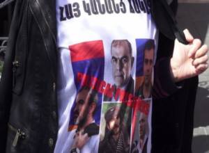 Police stop Founding Parliament members, check their documents